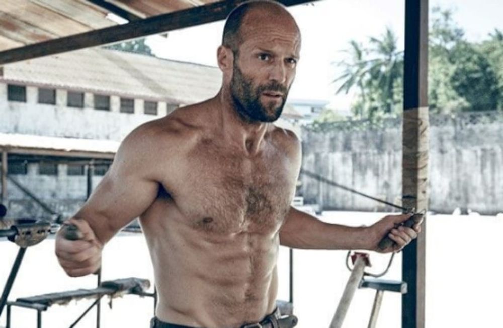 Video: quiere hacer un challenge ninja como Jason Statham, pero su arma mortal es su panza