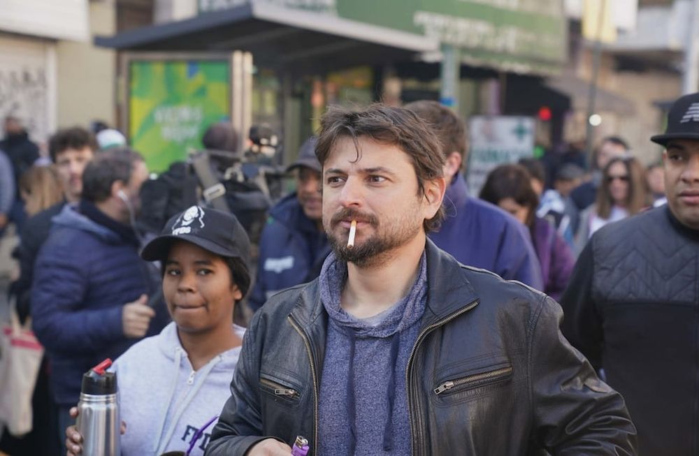 Juan Grabois en la marcha piquetera del Puente Pueyrredón que se realizó ayer. Allí lanzó la amenaza de que podría haber saqueos. (Clarín)