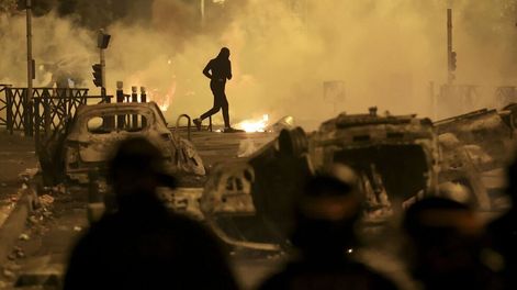 Tercera noche consecutiva de protestas y violencia en Nanterre, en la periferia de París, Francia, en reclamo por el asesinato de un joven en manos de un policía.