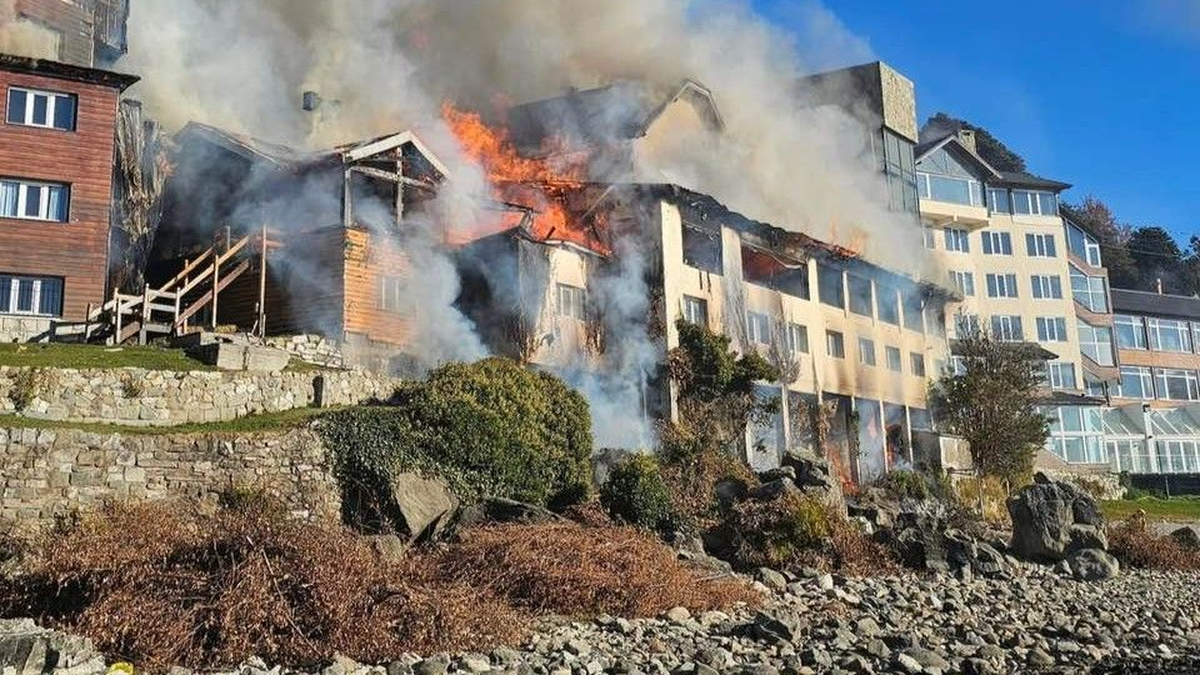 Un impactante incendio afectó a un hotel emblemático de Bariloche y evacuaron a los huespedes