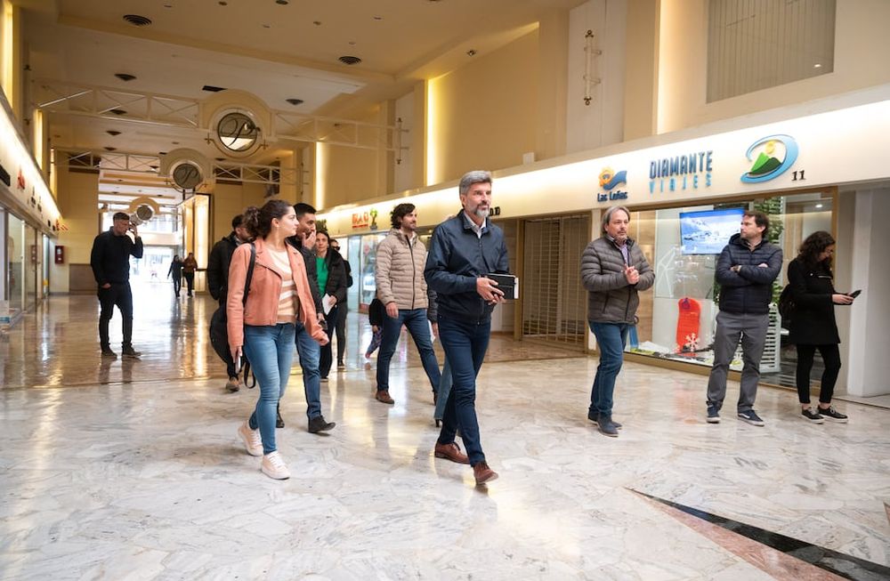 Ulpiano Suarez visitó comercios de la Galería Piazza