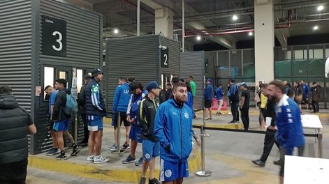 Los Andes | El viaje de los hinchas de Godoy Cruz a Chile por el partido frente a Colo-Colo por la Copa Libertadores. En la aduana, los infaltables controles. (Los Andes)