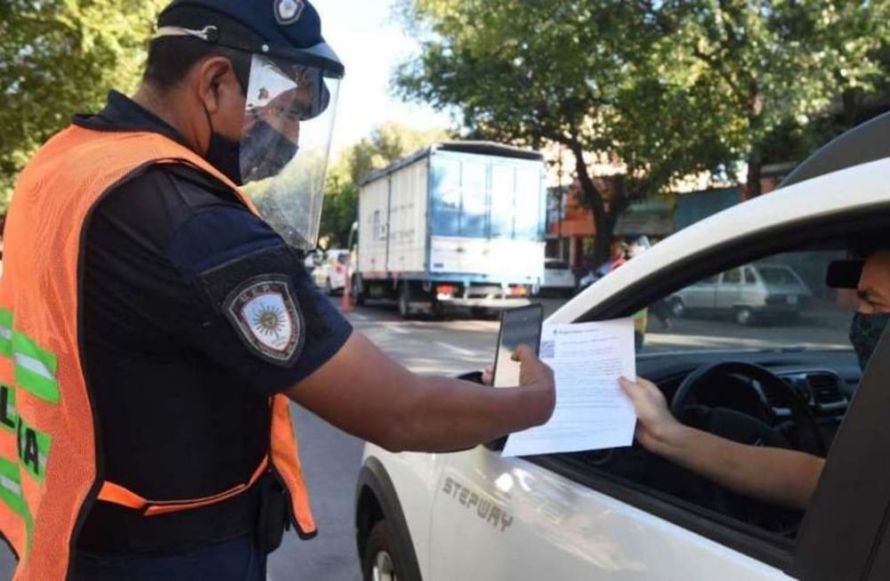 Solo podrán circular las personas que desarrollen tareas esenciales y deberán contar con el correspondiente Certificado Único de Circulación. Foto: Mariana Villa / Los Andes