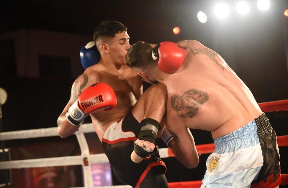 Kick boxing: con un demoledor rodillazo, el ‘Toro’ Amaya venció a la “Maquinita” Germillac en 30 segundos