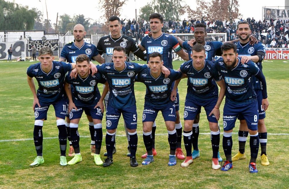 03 Julio 2022. Mendoza DeporteClásico del fútbolHoy se disputó el superclásico del fútbol de Mendoza  entre el Club Atlético Atlético  Gimnasia y Esgrima y el Club Sportivo  Independiente Rivadavia. Es que el Lobo del Parque fue muy superior a la lepra y lo derrotó por 2-0 con goles de Diego Mondino y Santiago Solari, por la 22° fecha de la Primera Nacional.Foto: Orlando Pelichotti / Los Andes