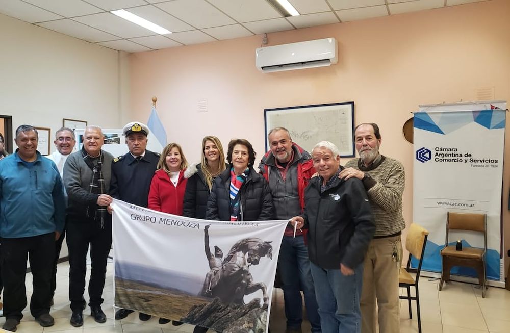 Los participantes de la reunión en la que se buscó avanzaren el proyecto para bautizar sectores del Estadio Malvinas Argentinas con los nombres de los caídos mendocinos en la guerra.