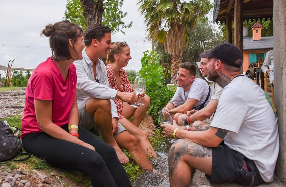 Turismo enológico. De diferentes paises llegan turistas a la provincia de Mendoza, una de las principales actividades es la visita a bodegas. Foto: Mariana Villa / Los Andes