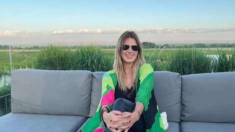 Los Andes | “Estudié administración de empresas, me dediqué a pintar cuadros de curiosa, luego me metí en el mundo del diseño y empecé a jugar con todas esas herramientas, con el color, así surgió el diseño textil; algo que estaba en mí desde siempre”.