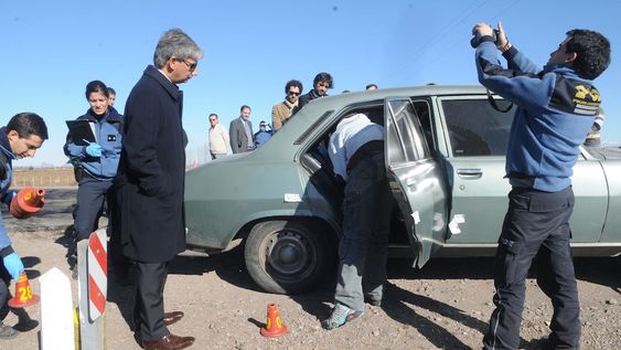 El juez federal Walter Bento supervisó a peritos en el auto de la víctima en la ruta7. / Los Andes