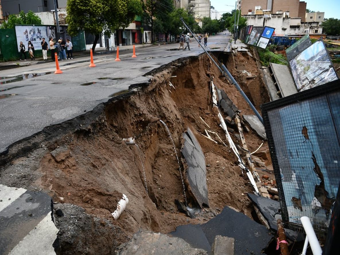 Fuerte temporal de lluvia provocó un socavón de unos 30 metros en la avenida Vélez Sársfield, a la altura del emprendimiento inmobiliario Pocito. (Pedro Castillo / La Voz)
