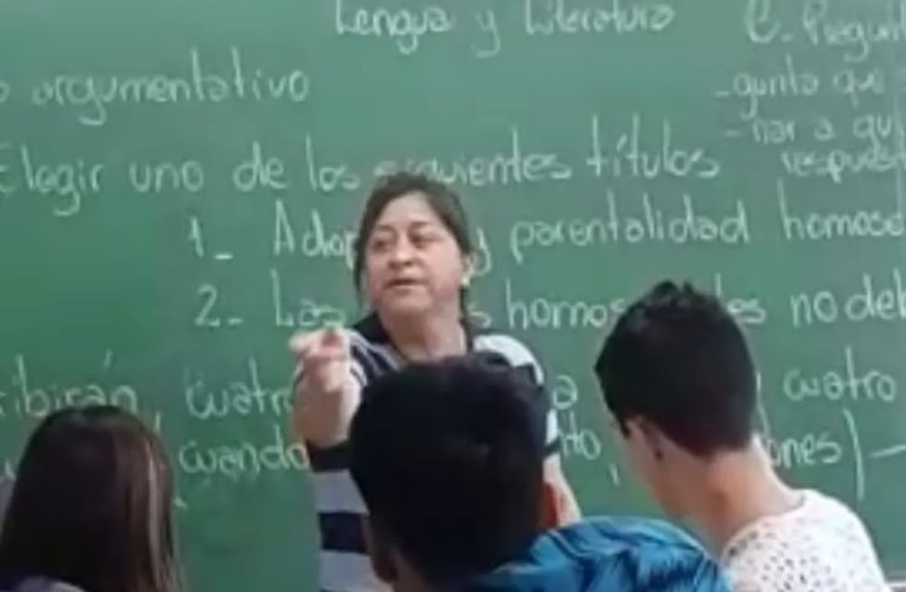 La mujer, harta de reclamar, enfrentó al acosador de su hijo y lo atacó. Hace pocas horas dio su versión de los hechos y pidió disculpas.