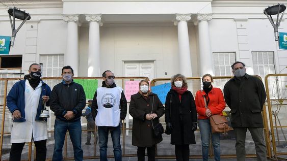 Pablo Massutti (SUTE), César Llanos (Judiciales), Sebastián Henríquez (SUTE), Isabel del Pópolo y Claudia Iturbe (Ampros), Lidia Rodríguez y Ramiro Quevedo Mendoza (APOC). El ausente es Roberto Macho (ATE).Foto: Orlando Pelichotti / Los Andes