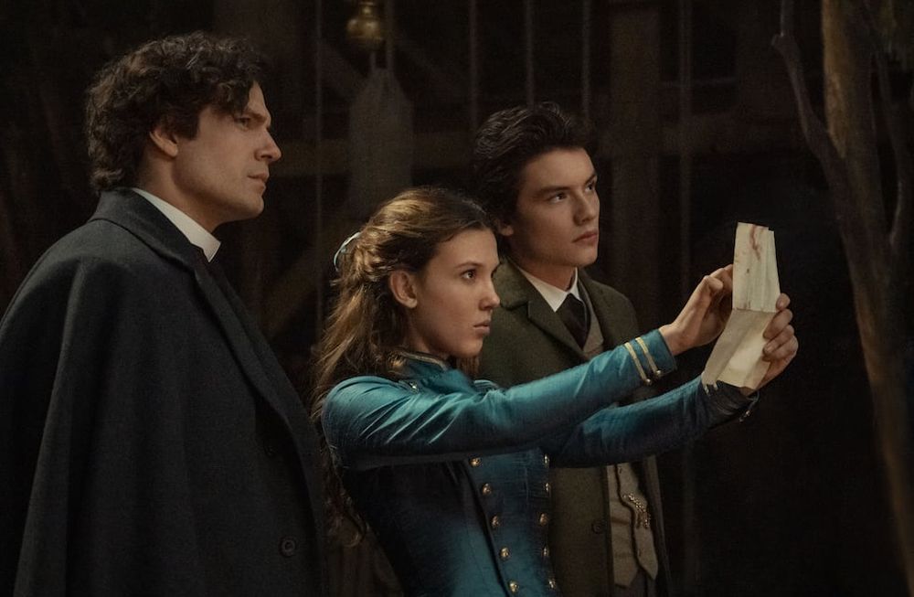 Henry Cavill como Sherlock Holmes, Millie Bobby Brown como Enola Holmes y Louis Partridge como Tewkesbury son parte del eficaz elenco de Enola Holmes 2 (foto: Alex Bailey/Netflix © 2022)
