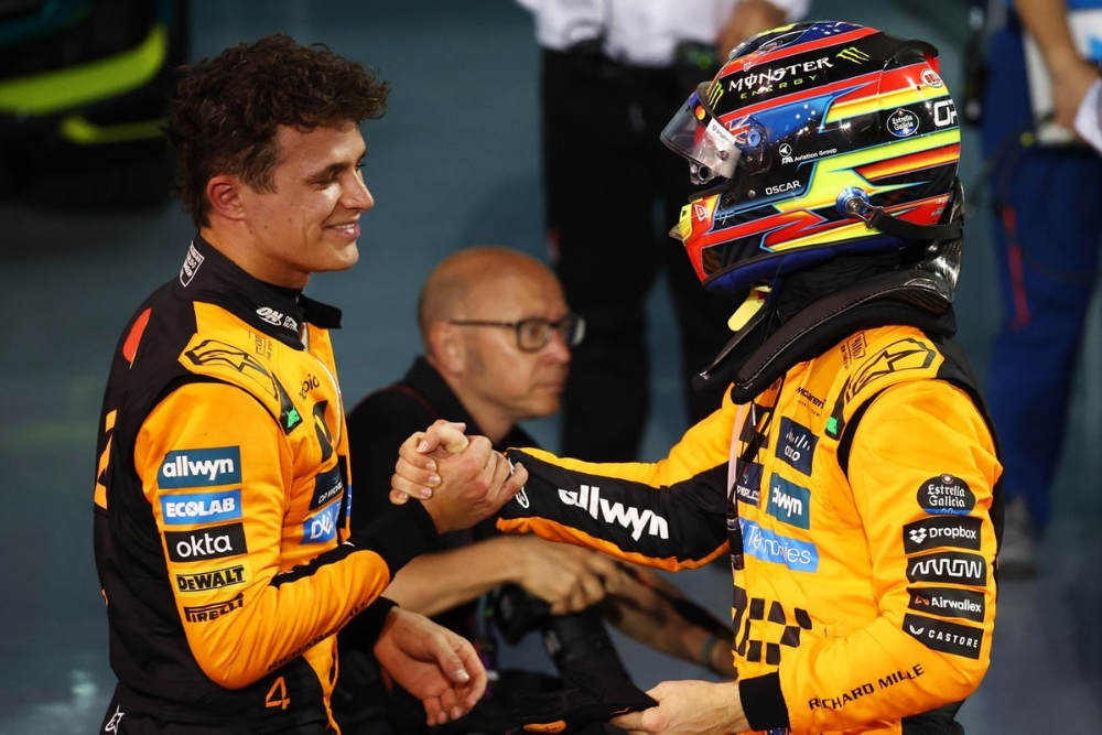 Lando Norris saluda a Oscar Piastri por su triunfo en Bahréin. Ambos pilotos lideran el campeonato de pilotos y su escudería el de constructores.