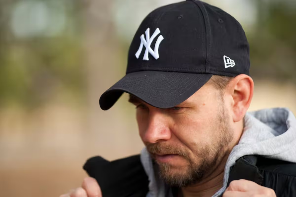 Usar gorra puede funcionar como una barrera emocional, según la psicología.