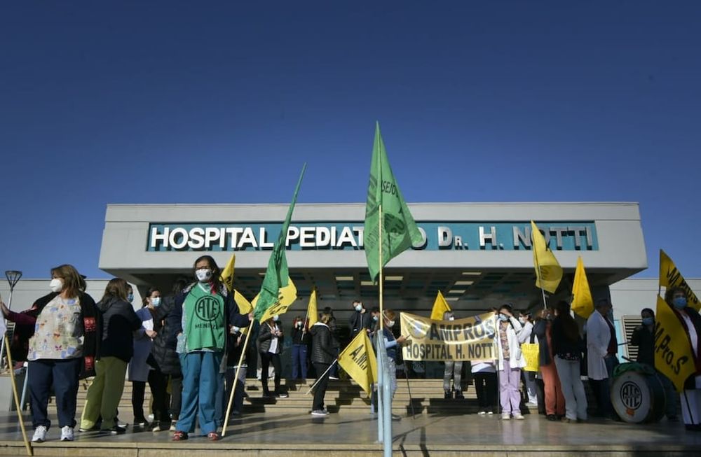 Gremios se manifestaron en contra de la propuesta salarial del Poder Ejecutivo. Orlando Pelichotti / Los Andes