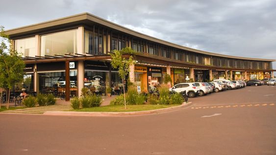 El boom de los strip center o pequeños centros comerciales es tendencia para hacer las compras cerca de donde se vive, como Vía Boedo. Foto: Mariana Villa / Los Andes
