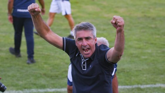 Regreso triunfal. El entrenador Gabriel Gómez festeja con enorme algarabía el heroico triunfo de Independiente ante San Telmo. Nicolás Rios / Los Andes