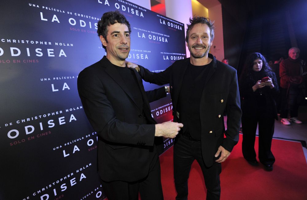 Esteban Lamothe y Benjamín Vicuña en el preestreno de La Odisea, de Christopher Nolan.