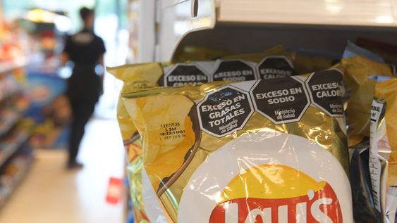 Planean cambiar la ley de Etiquetado Frontal que obliga a las etiquetar los productos con octógonos negros avisando los excesos que estos pueden tener. Foto: Marcelo Rolland / Los Andes