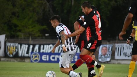 Los Andes | El delantero Nicolás Romano de Gimnasia, sufrió las infracciones y la fuerte marca del equipo de Defensores de Belgrano. Tarde en la que el Lobo perdió en su debut por 1 a 0.