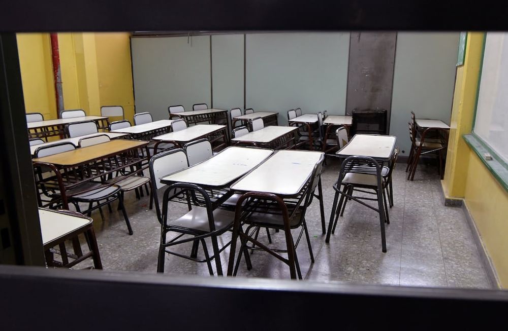 Durante la conferencia de prensa de los gremios, Romero aseguró que el salario inicial cayó por debajo de los “220 mil pesos” por la baja del Fondo de Incentivo. Foto: Orlando Pelichotti / Los Andes