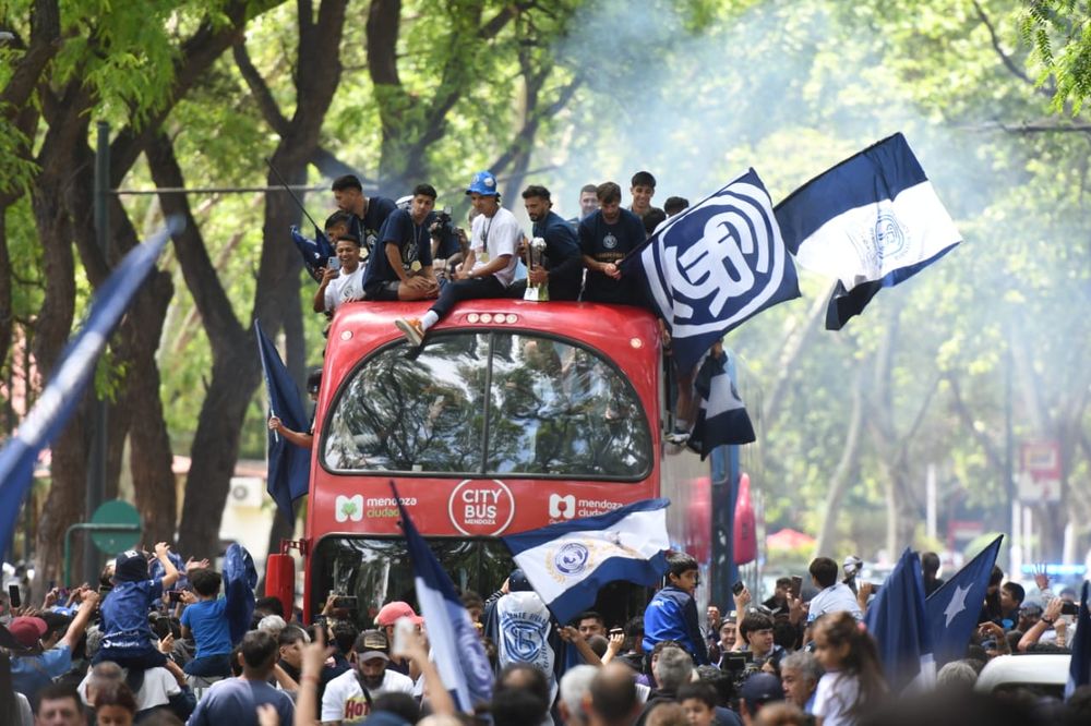 Caravana histórica para recibir al plantel de Independiente Rivadavia, campeón de la Copa Argentina 2025. La primera estrella para el fútbol de Mendoza a nivel Nacional. 