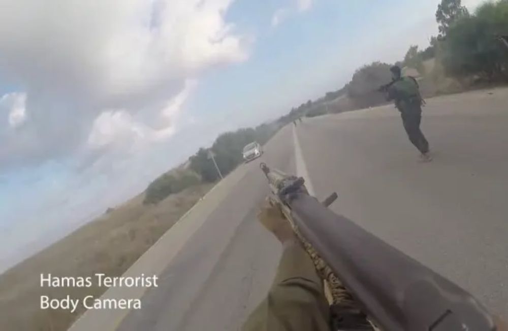 Matanzas en directo, ríos de sangre, decenas de cuerpos calcinados y un soldado decapitado figuran en una compilación de material audiovisual. Gentileza: 20 minutos.