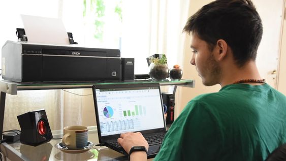 El teletrabajo pasó de ser un beneficio optativo y valorado por el empleado a ser una obligación para una mayoría importante de personas. / Mariana Villa