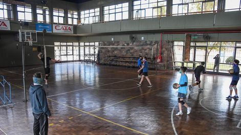 Los Andes | En Regatas, los jóvenes voleibolistas entrenaban ayer con barbijo y distanciamiento. La semana próxima ya no podrán. / Mariana Villa