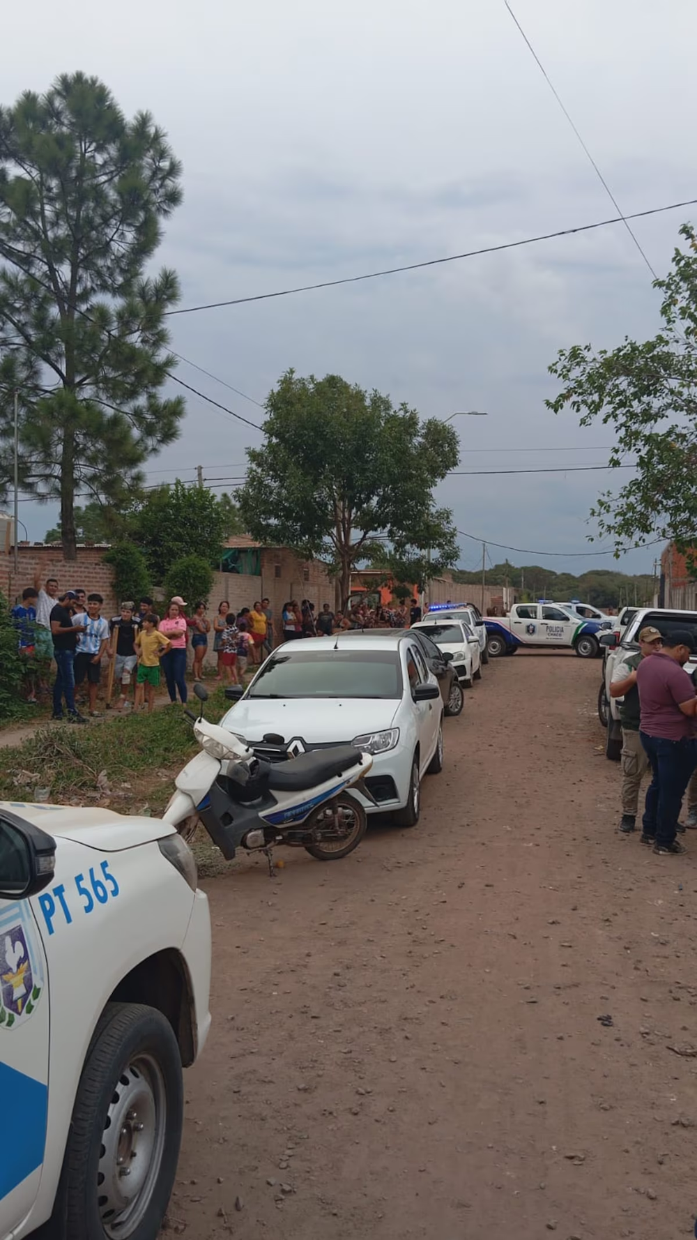 Familiares y vecinos de la víctima se reunieron exigiendo justicia por el crimen. Familiares y vecinos de la víctima se reunieron exigiendo justicia por el crimen.