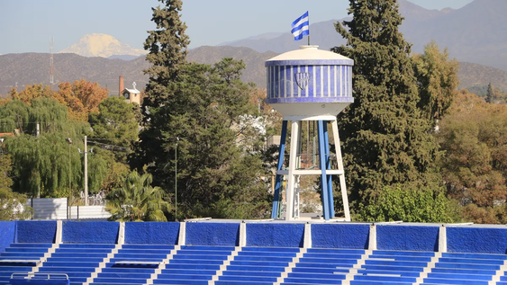 El papá de Ale Parigi fue una de las personas que construyó el tanque del club Godoy Cruz. Hoy, resiste, como una escultura accidental de otro tiempo. Es sagrado.