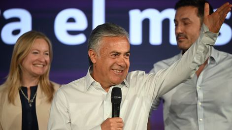 Con un 71,5% de participación, la alianza oficialista obtuvo más del 53% de los votos y se impuso en 16 de los 18 departamentos. Los especialistas destacaron el rol del gobernador y la “campaña del miedo” como factores decisivos.