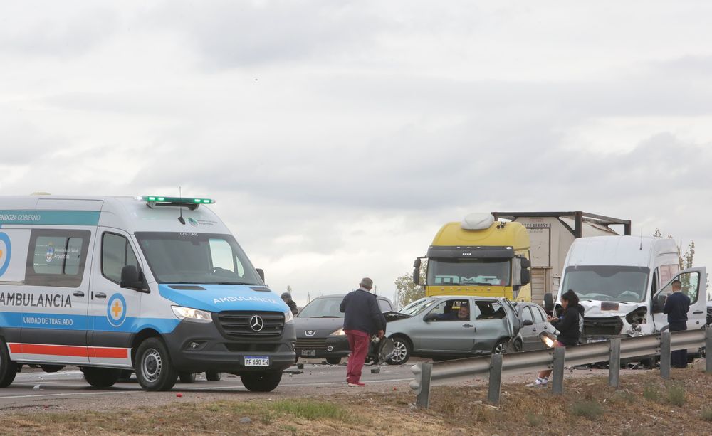 Un choque triple en el Acceso Sur genera caos de tránsito