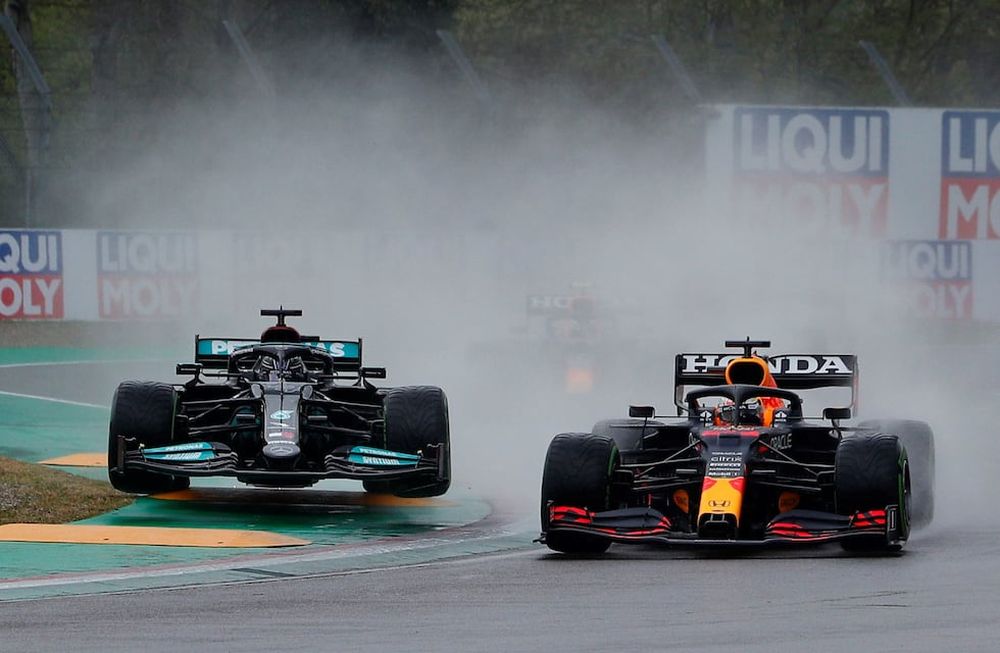 Verstappen y Hamilton, durante el Gran Premio de F1 de Emilia Romaña, Imola, 2021