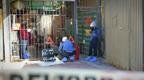 Los peritajes de Policía Científica en el taller del hombre. Orlando Pelichotti/Los Andes
