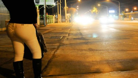 Durante la pandemia la cifra de quienes ejercen la prostitución se incrementó por las difíciles condiciones económicas. Es difícil cuantificar porque muchas se ofrecen en las redes sociales. Foto: Los Andes