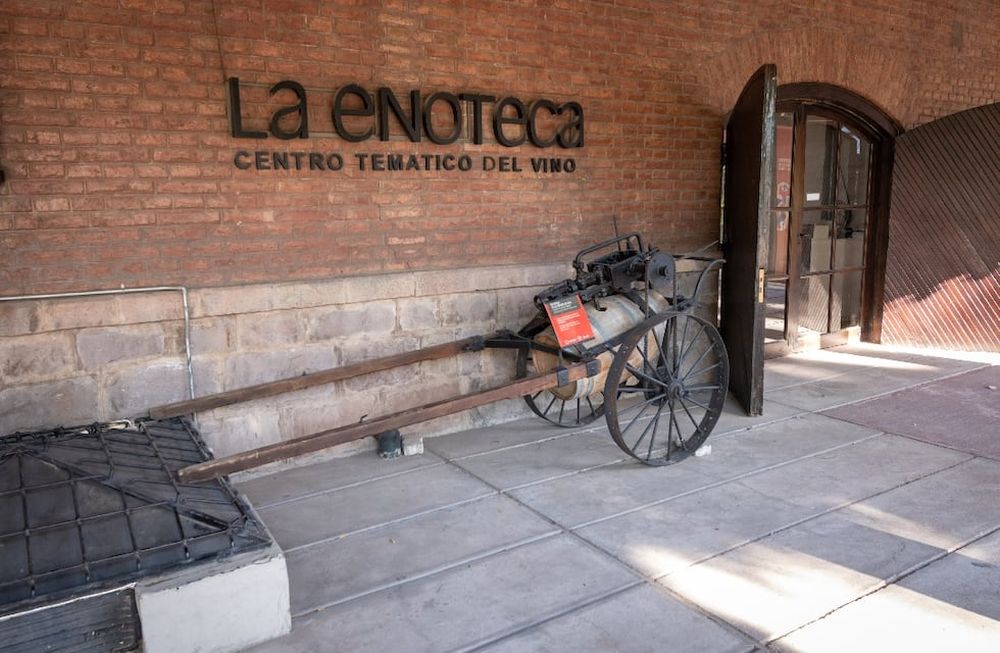 La bodega escuela es el único edificio que ha quedado en pie. Hoy, las instalaciones son manejadas por el Fondo Vitivinícola, que organiza encuentros culturales y degustaciones. Foto: Ignacio Blanco / Los Andes