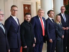 El presidente estadounidense Donald Trump junto a Volodímir Zelenski (Ucrania) y otros líderes europeos en la Casa Blanca