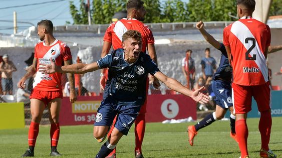 Postal de lo que fue Maipú vs. Independiente. Franco Coronel grita su gol para la Lepra. Luego Santiago Moyano estamparía el 1-1 final. / Orlando Pelichotti