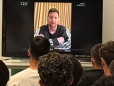 Lionel Messi habla con algunos de sus jugadores Lionel Messi habla con algunos de sus jugadores