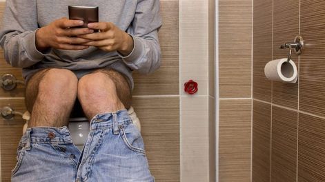 Un hombre pasó muchas horas sentado en el inodoro mirando su celular y se le salió el intestino. Foto: web