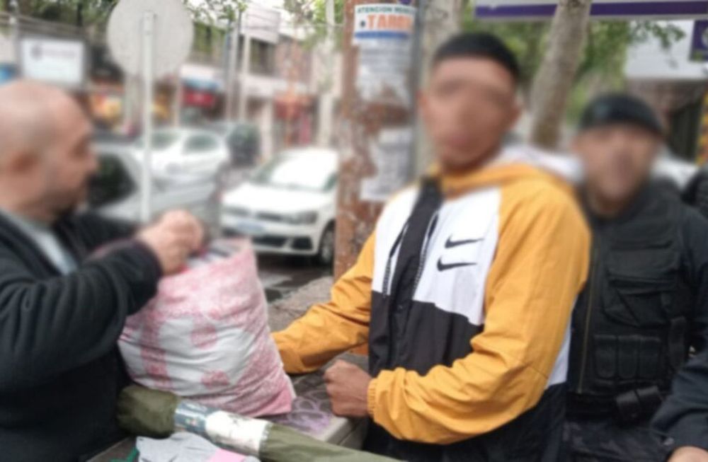 Se detuvo a un sujeto que había agredido con un cuchillo a un vendedor