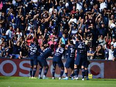 Independiente Rivadavia derrota por 3-1 a Gimnasia y Esgirma y el estadio Bautista Gargantini es una verdadera fiesta. Independiente Rivadavia derrota por 3-1 a Gimnasia y Esgirma y el estadio Bautista Gargantini es una verdadera fiesta.