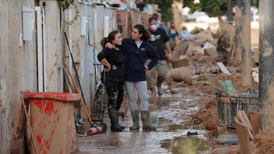 Voluntarios y vecinos trabajan para despejar una calle de Paterna (Valencia), este martes. Una semana después del paso de la Dana, varios de los pueblos más afectados siguen en shock y con grandes necesidades. Foto: EFE