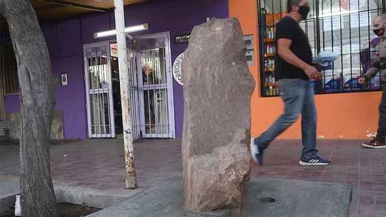 Piedra fundamental de la Posrta del Retamo colocada en Avenida Mitre del departamento de Junín Mendoza, Foto: José Gutierrez / Los Andes