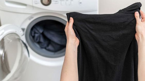 no lo sabias: como mantener la ropa oscura como nueva con estos dos ingredientes por separado
