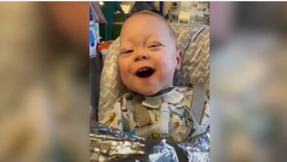 El bebe contrajo neumonía y a sus padres les dijeron que se prepararan para lo peor porque su hijo no volvería a casa. Sin embargo, se recuperó y hoy está en su hogar