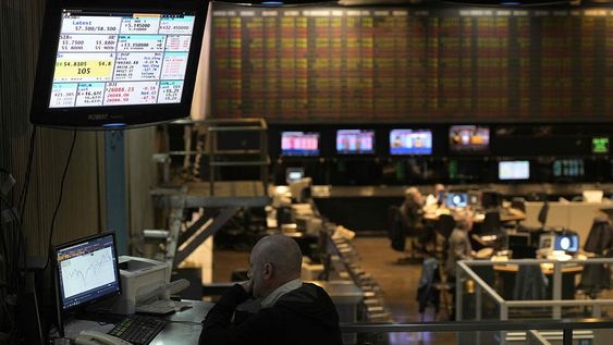 El autor plantea, en función de los datos que emergen de Wall Street, una estrategia para manejar los activos en el corto plazo. Qué conviene hacer.