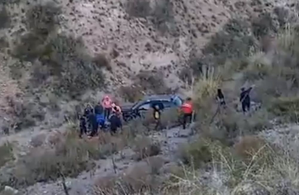 Un auto cayó al vacío en San Rafael.